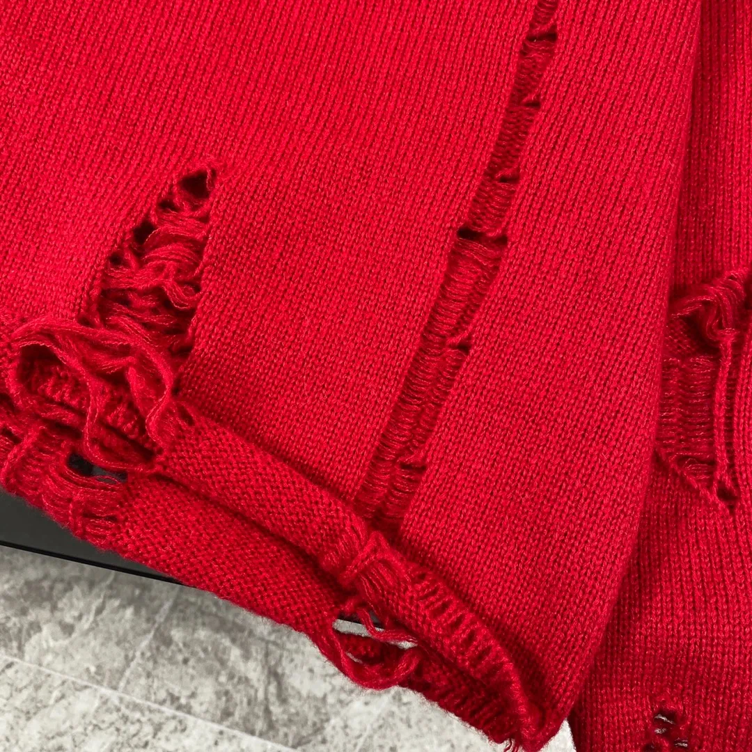 P230 High-quality Chrome Hearts CH Chrome Hearts patchwork cross hole knitted sweater pullover. The popular style is the same for men and women. It is matched with black and white. It looks good in real life. The upper body is good-looking. It looks good in daily wear. It is even more photogenic. It’s hard not to buy it. Buy it for me!!! Believe me, no one can refuse such a long Chrome Hearts jacket. The version has been expanded based on the old version. The upper body is loose and stylish, and the hem is expanded to a casual design. Fat people look extremely slim, thin people have limited height and high-end. Ten thousand yuan ZP printing, 1:1 perfect restoration, looks good when worn alone or stacked, can be easily controlled by both men and women. If you care more about quality, you must also respect the price. It is completely different from the thin see-through bottoms and junk products on the market that pill when worn. If the style makes you shine at a glance, then quality is what you should pay more attention to. Compared with price, we focus on quality. Customers who have received my products all know it. ️️️ Sweaters on the market are generally made of bract core yarn. We use modal. The advantages over core-spun yarn are very intuitive: high cost, high price, high density, relatively expensive for developers, and let us make a lot less money. In addition, it is delicate, has no scum on the upper body, resists pilling, and is high-end. We are conscientious sellers and do not use core-spun yarn. Apart from being cheap, core-spun yarn is really useless. It shrinks, pills, hooks, and makes people pierced. He is proficient in everything. It is 2024. Who doesn’t want to look decent when they go out? Quality determines the upper body effect. No matter how bad the quality, the best style is still the temperament of the urban-rural fringe. We only do long-term business. Quality determines character. Take it back and wear it with confidence and wash it. The quality of the pattern will definitely make your eyes shine. We only make the right version of high quality. We make high-end hard goods. Reject junk goods and reject fast food. Conscientious quality and conscientious price. You deserve it!  Color: Black White Gray Red Size: S M L